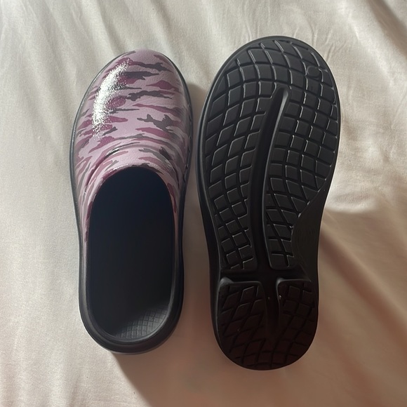 NEW OOFOS OOcloog Limited Edition Recovery Clog Purple Camo Womens 8 - Picture 3 of 3